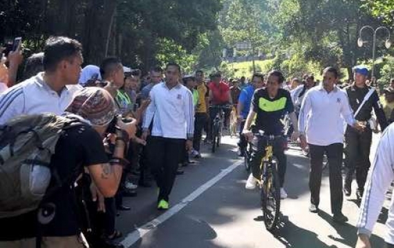 Warga Bogor Antusias Sapa Presiden Jokowi yang Bersepeda
